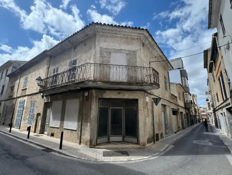 Casa de esquina para reformar con proyecto visado y licencia de obras concedida. — photo 1