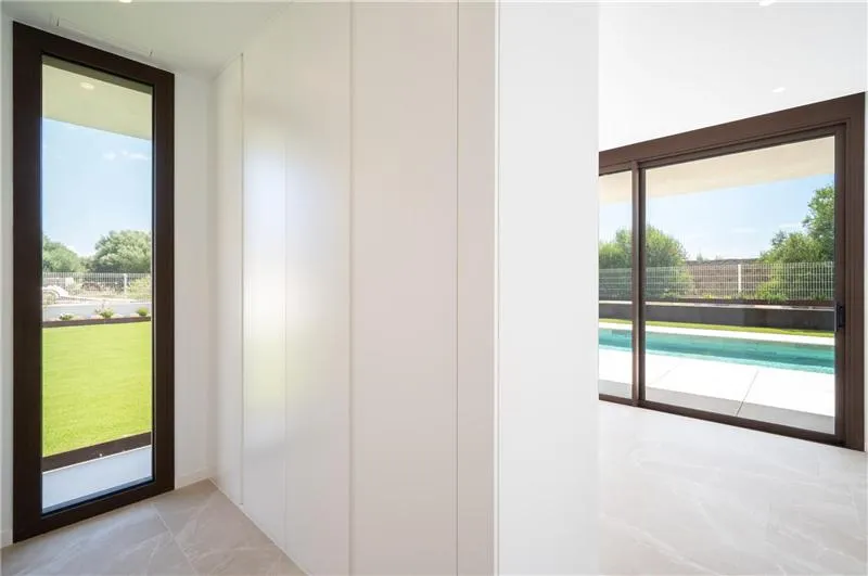 Newly built detached house with a large swimming pool on a 1,050 m² plot — photo 5