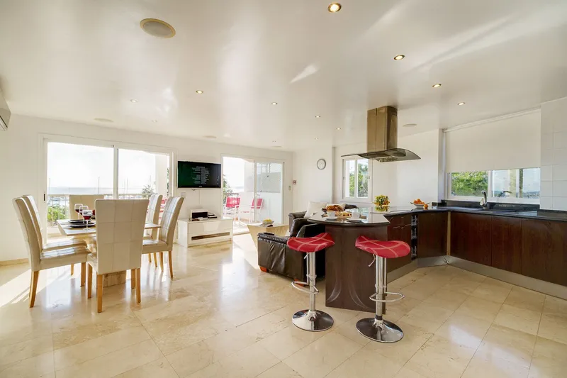 Frontline apartment with panoramic sea and marina views — photo 2