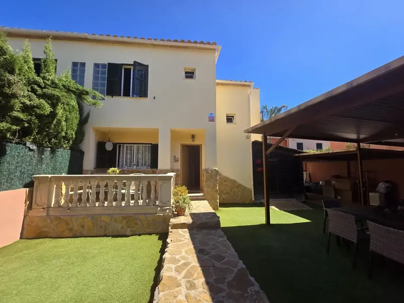 Descubre esta preciosa propiedad pareada ubicada en la codiciada zona de Sa Torre, Llucmajor. Este hogar cuenta con una superficie construid — photo 1