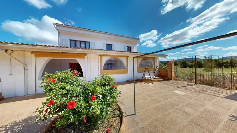 In a quiet and natural setting in Algaida, this 2,000 m2 estate offers absolute privacy and a charming 214 m2 home with — photo 9