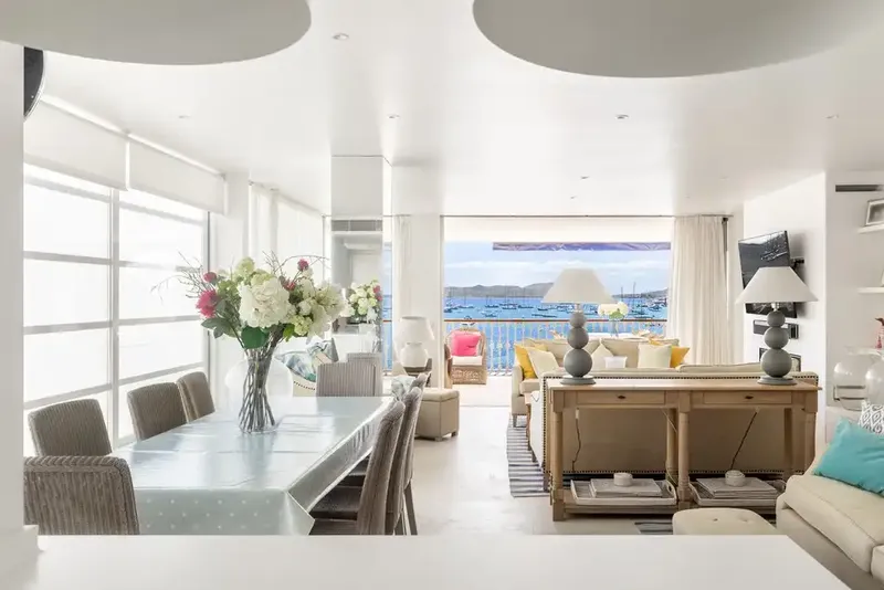 This beachfront apartment with a magnificent presentation is located on the famous Pine Walk and enjoys impressive — photo 4