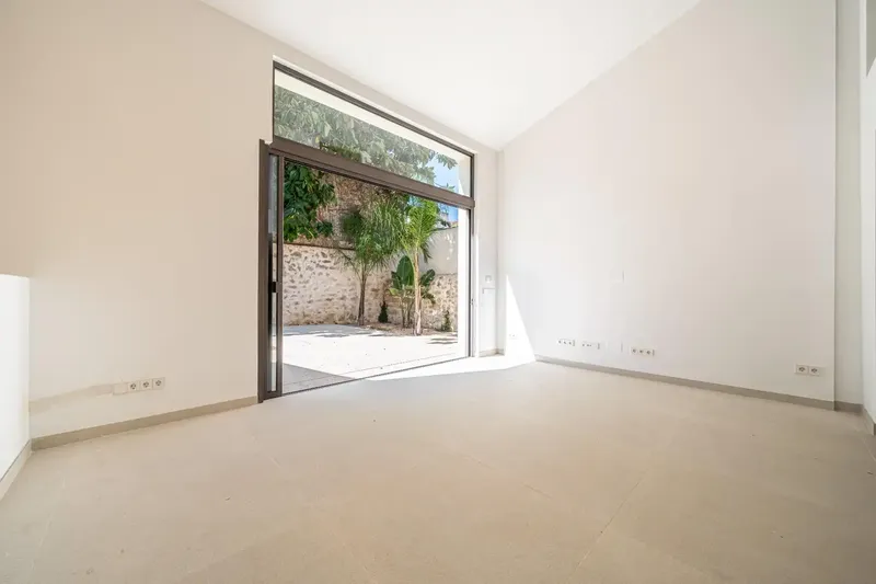 Discover this impressive townhouse located in the center of Petra, an area known for its easy access and availability of parking — photo 7