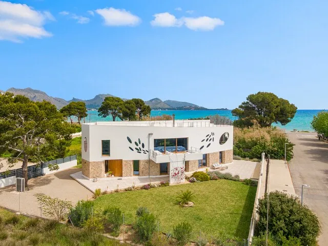 Contemporary villa for sale by the beach in Puerto Pollensa, North Mallorca — photo 2