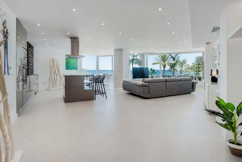 Modern apartment right on Magaluf beach — photo 6