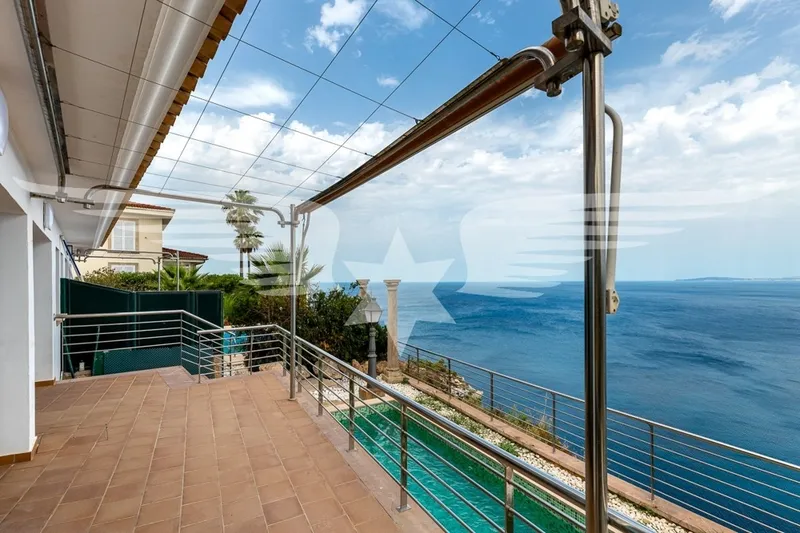 Badia Blava frontline villa in Mediterranean harmony — photo 9