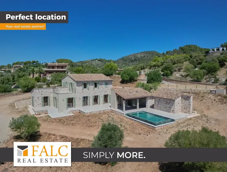 Between the popular coastal town of Cala Millor and the emblematic local mountain, Na Penyal, an exceptional newly built finca awaits you — photo 1