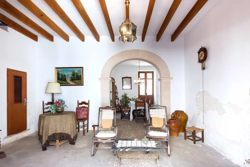 Sineu – Partially Renovated Village House for Expansion — photo 1
