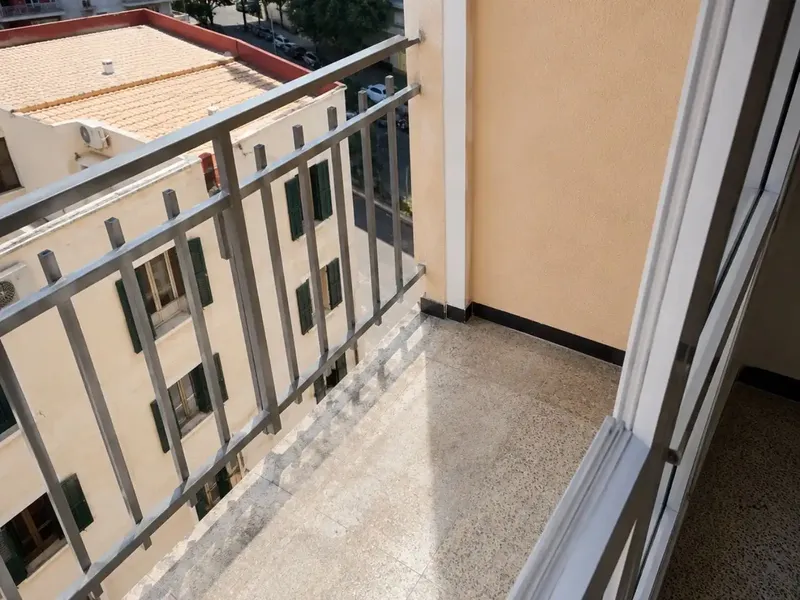 Exterior 4-bedroom flat, very sunny, with balcony and open views on General Riera — photo 8