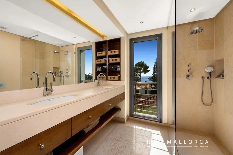 Contemporary villa with stunning sea views — photo 11