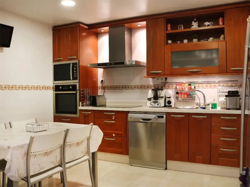 Space and light in Son Ferriol: Large apartment with terrace, two parking spaces and two storage rooms — photo 3