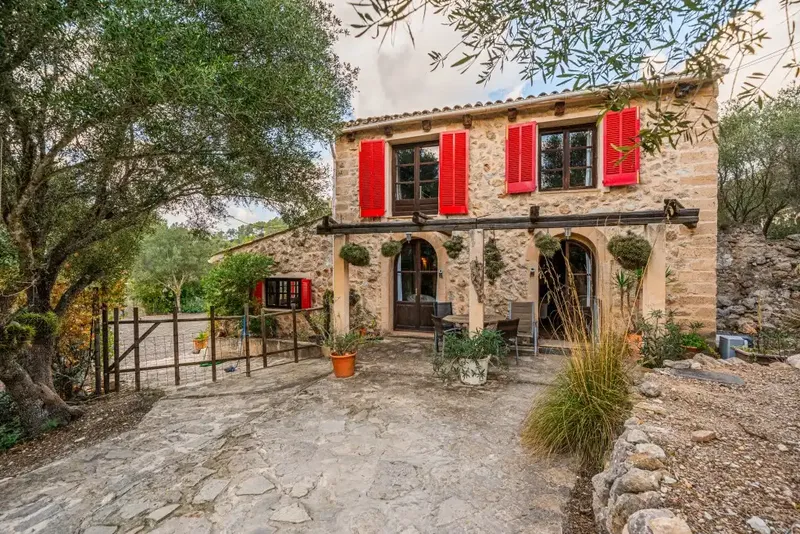 This quiet country house for sale in S'Arracó is magnificently renovated and offers a harmonious combination of traditional Mallorcan charm — photo 1