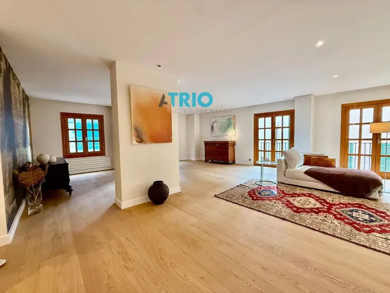 In the heart of Palma's old town, just steps from the majestic Cathedral of Mallorca (La Seu), this elegant and spacious apartment is located — photo 3