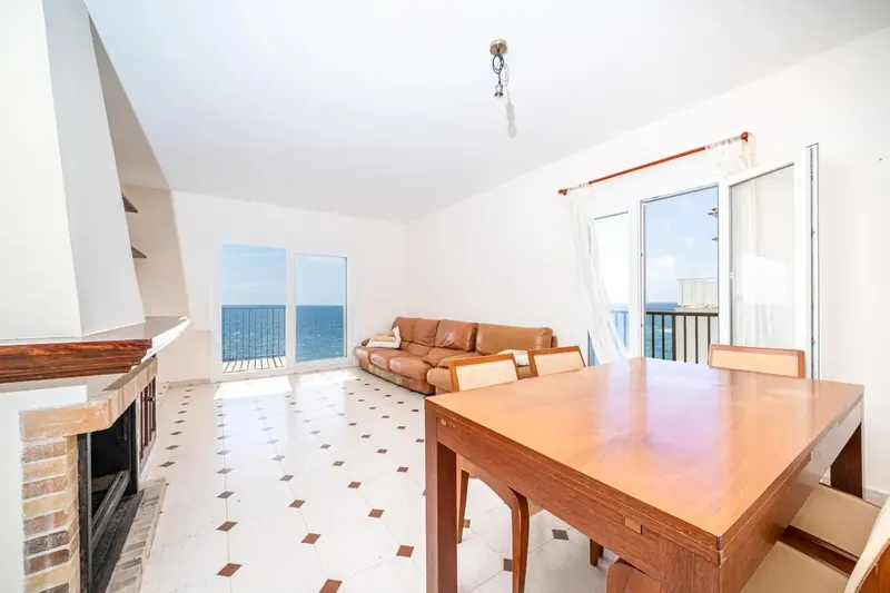 Three-bedroom penthouse on the first line of the sea in Portocolom — photo 12
