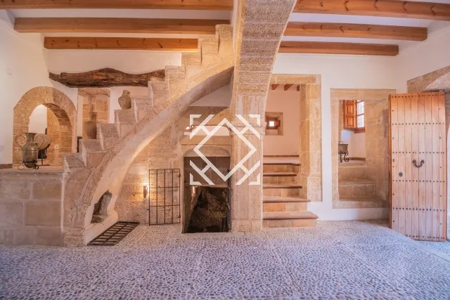 Charming townhouse for sale with tourist license in the old town of Alcudia, Mallorca — photo 1
