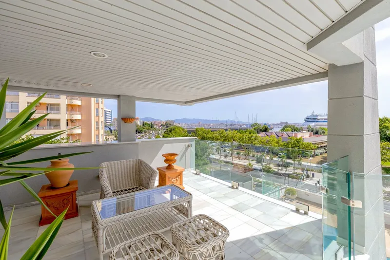 Apartment in Palma - Communal pool with harbor view — photo 2