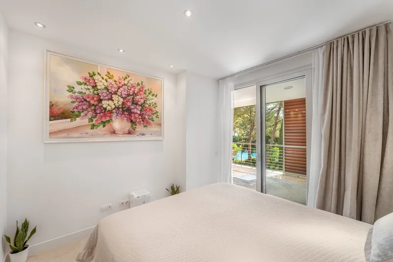Spacious apartment with spectacular common areas and pools in exclusive Bendinat — photo 11