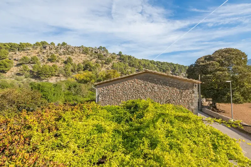This finca in Sóller is located just steps from the beach and several shops, bars and restaurants in the port of Puerto Sóller. — photo 10