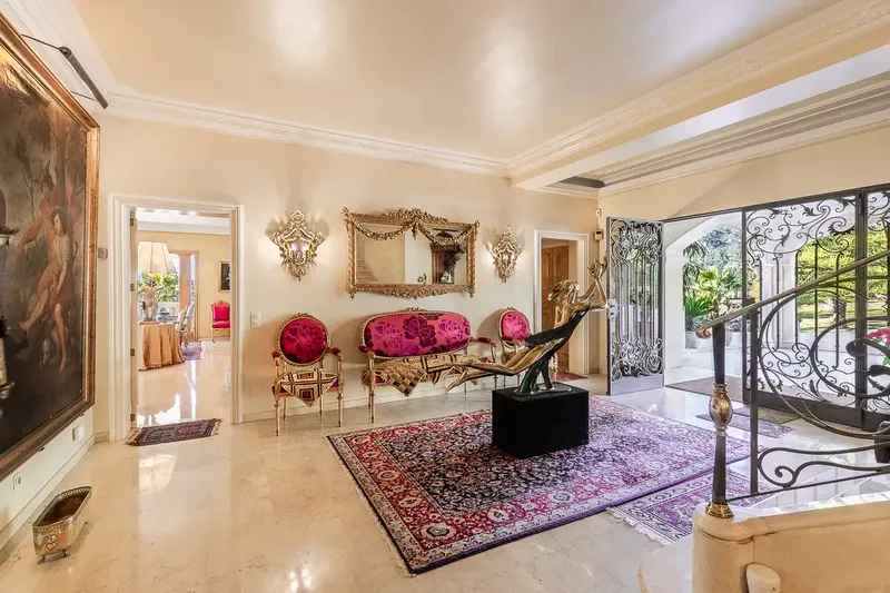 This exclusive property in Genoa impresses with its stunning views of the entire Bay of Palma and offers great privacy, although it b — photo 5