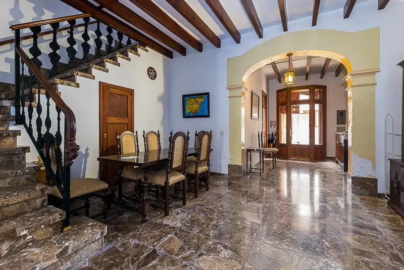 Descubre esta impresionante casa situada en el corazón de Llucmajor, ideal para aquellos que buscan un hogar amplio, con carácter y un gran  — photo 1