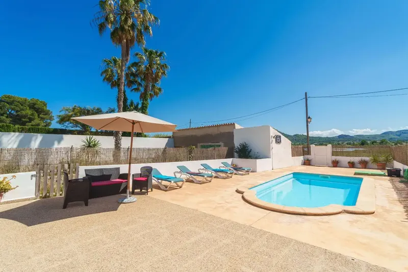 We present this exclusive property, located in the area of Sa Marina, Alcudia. The property is situated in a strategic — photo 2