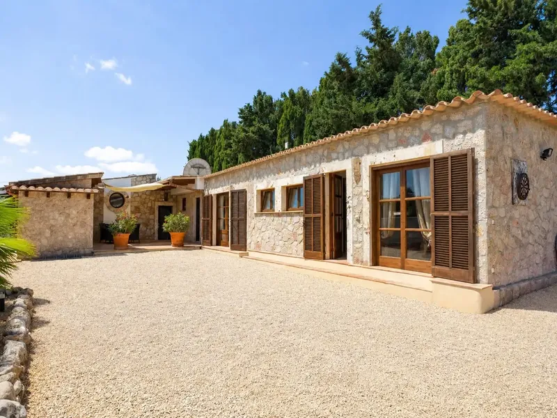 With ETV license! A place of absolute well-being is this charming 372 m2 finca in Puerto Pollensa on a plot of approx. 7,600 m2 with — photo 2