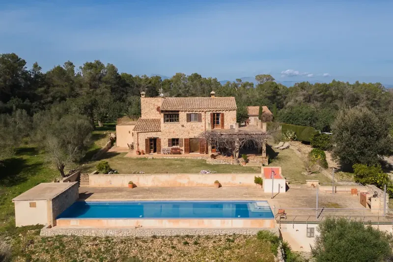 This magnificent finca is located between the charming villages of Sant Joan and Petra, two traditional Mallorcan towns — photo 3
