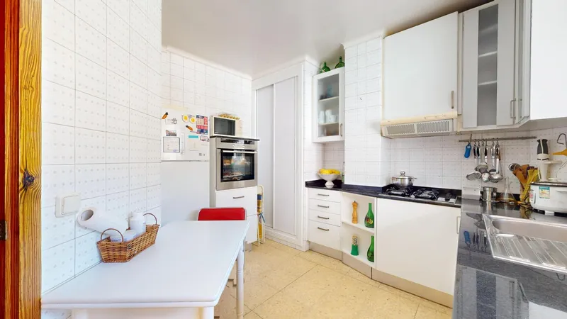 Bright three-bedroom apartment with study in the coveted Plaza Patines area — photo 5