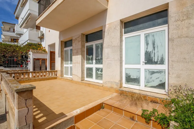 Commercial premises for sale in Puerto Alcudia — photo 1