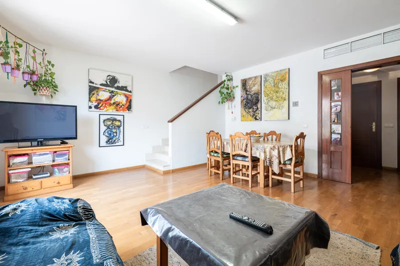 Stunning Townhouse in Molinar with Double Garage and Spacious Patio — photo 5