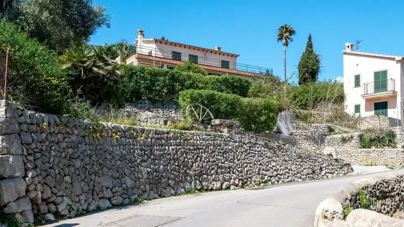 Plot of about 1,324 m2 with existing house in the picturesque village of Galilea, located west of the island with spectacular views over the — photo 7