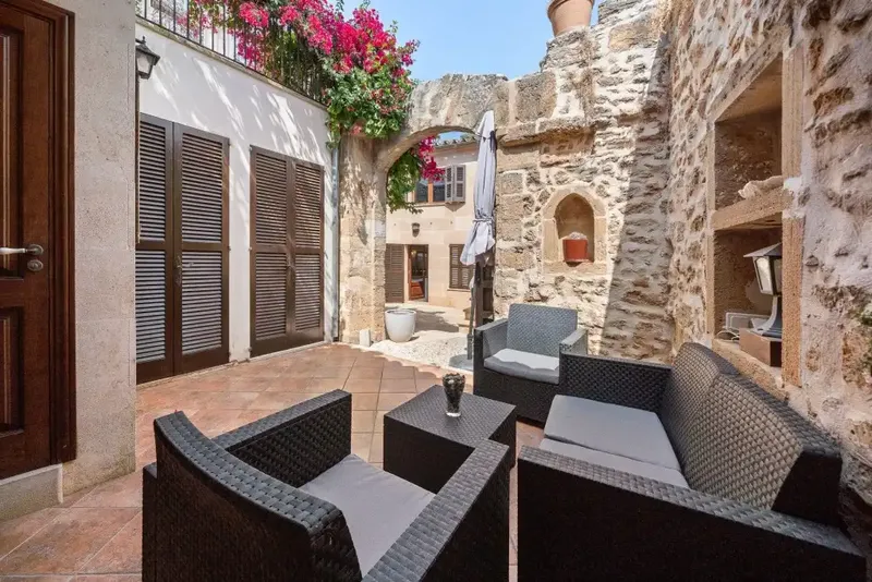 Exceptional house for sale in Alcudia, steps from the iconic historic wall, offering generous space — photo 2