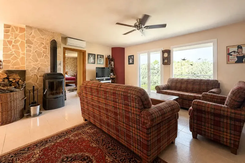 Spacious furnished flat on the third floor of a three-unit building built in 2008, occupying the entire floor — photo 8