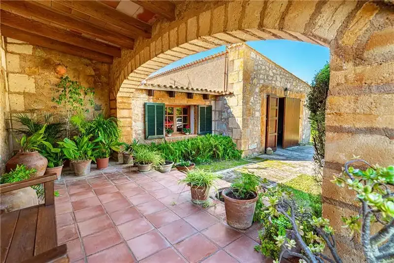 Rustic Mallorcan finca on a plot of 8,750 m², offering a charming 175 m² single-story home, plus a — photo 2
