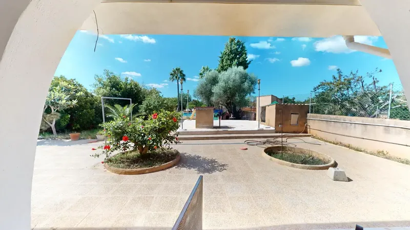 In a quiet and natural setting in Algaida, this 2,000 m2 estate offers absolute privacy and a charming 214 m2 home with — photo 10
