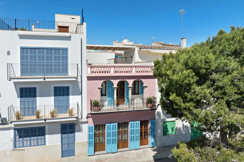 Stylish completely renovated townhouse on the first sea line in the old town of Portocolom — photo 3