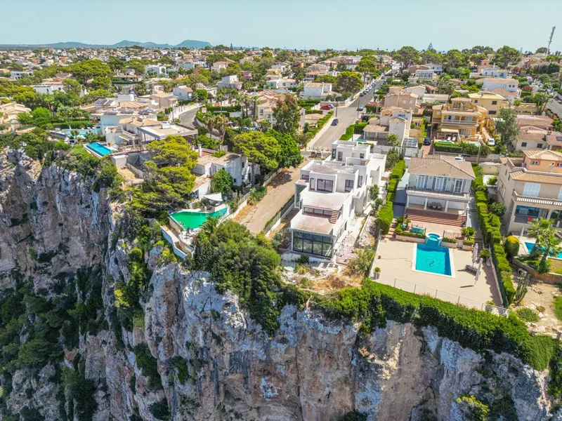 Impressive frontline villa on the cliff in Bahía Grande with spectacular panoramic sea vie — photo 1