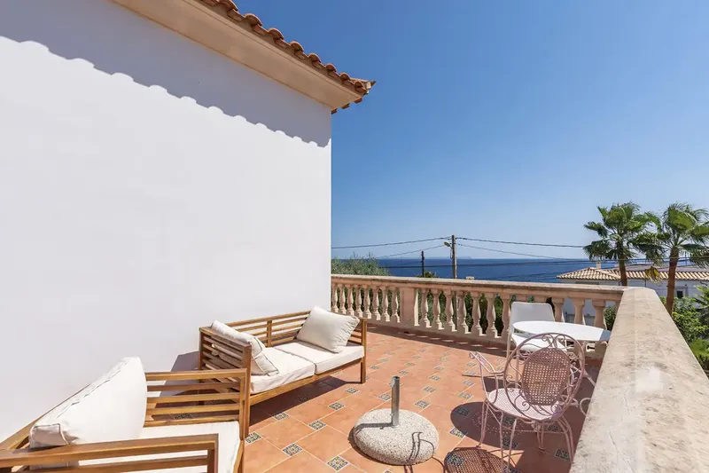 This beautiful villa in Cala Pi with Versace-style elements and a constructed area of approx. 490 m2 offers sea views over a gr — photo 7
