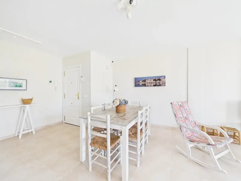 An apartment with an excellent location, three bedrooms, two bathrooms and communal pool, ideal for those seeking a temporary rental — photo 10