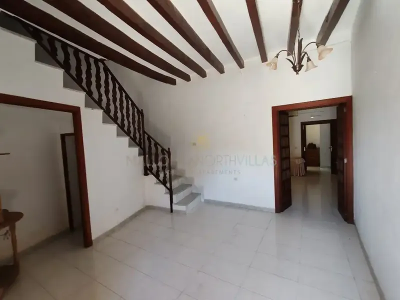 Located in the center of the charming village of Caimari, this two-story Mallorcan house offers character, space and many possibilities. — photo 4