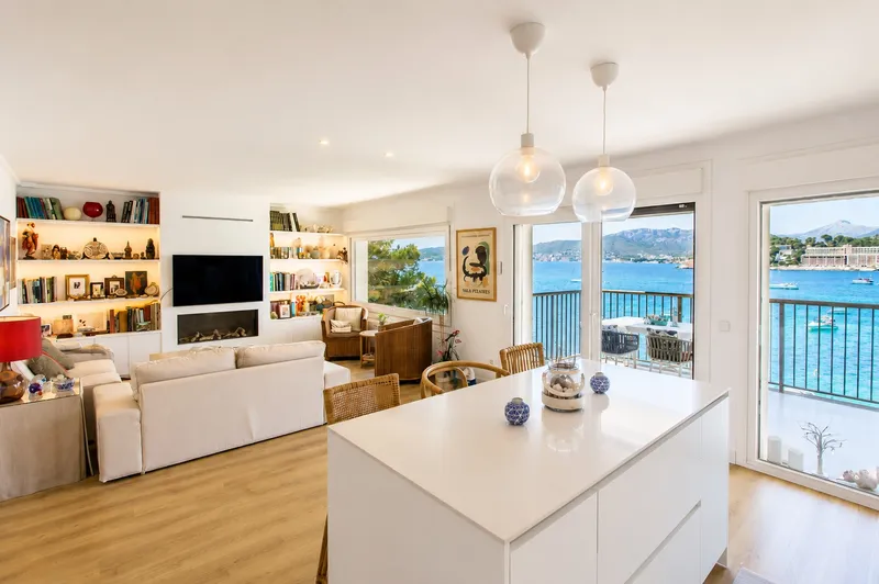 Renovated apartment on the seafront in Santa Ponsa — photo 7