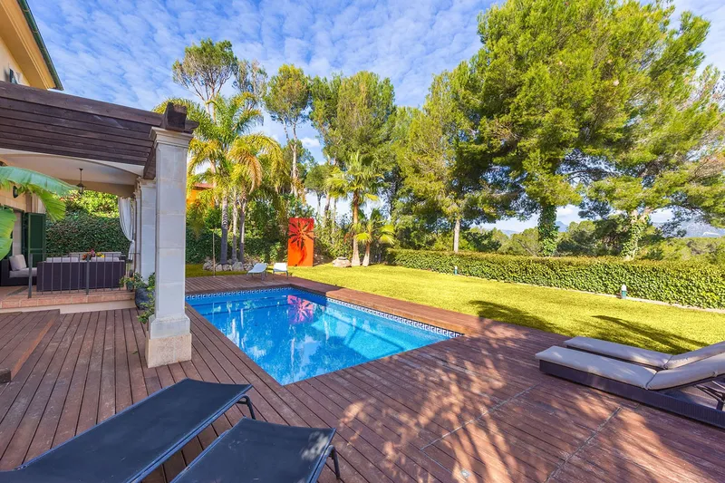 Spacious Mediterranean villa in a quiet residential area near the beach — photo 2
