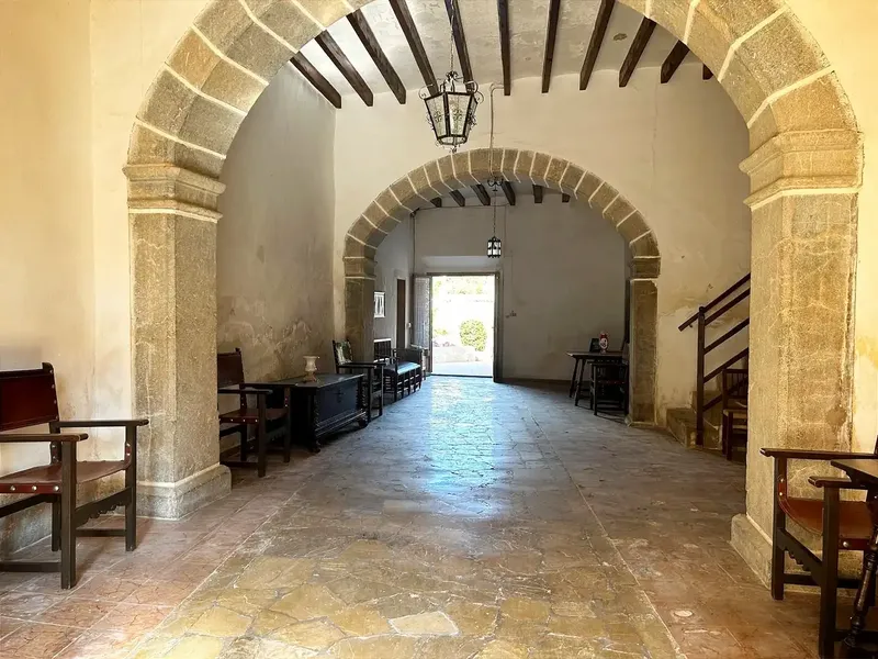 In the heart of Binissalem and just a few meters from the village square we find this spectacular manor house with more than three hundred — photo 3