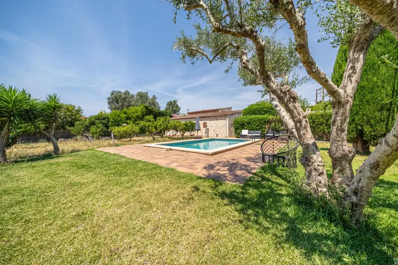 We present this exclusive rustic finca with pool and garden just minutes from Inca. — photo 10