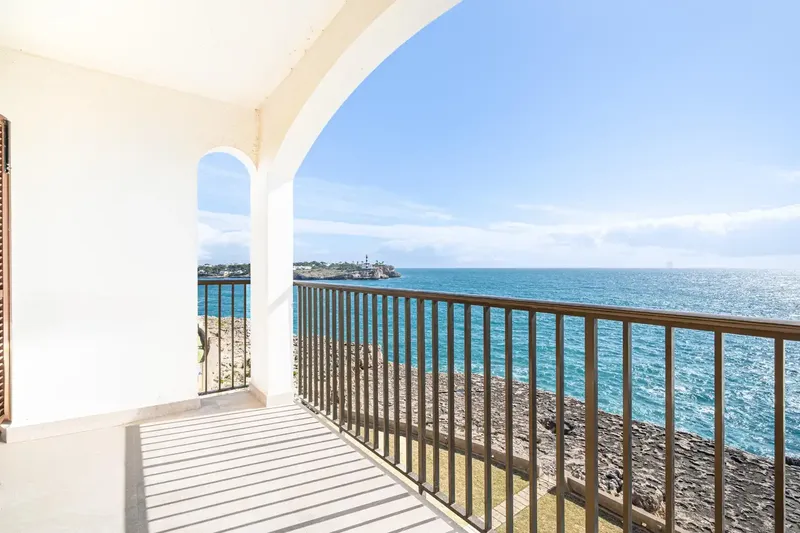 Three-bedroom penthouse on the first line of the sea in Portocolom — photo 6