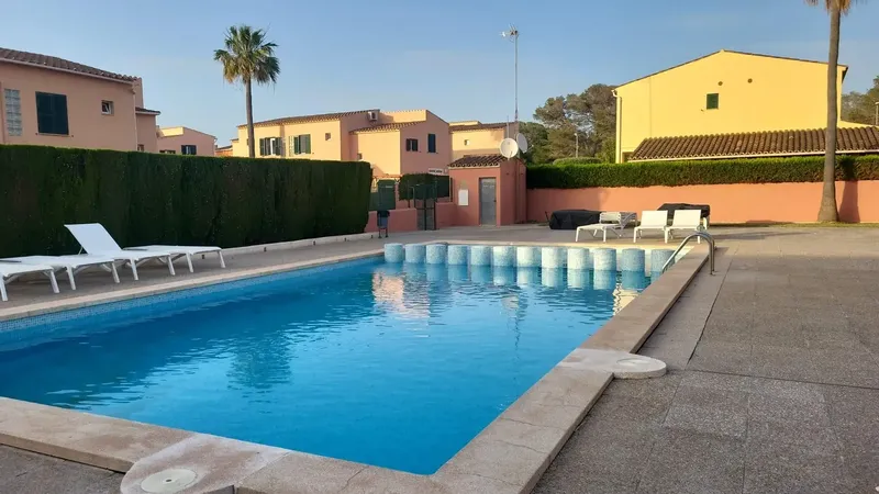 Descubre esta preciosa propiedad pareada ubicada en la codiciada zona de Sa Torre, Llucmajor. Este hogar cuenta con una superficie construid — photo 2
