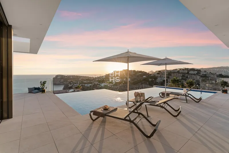 Villa for sale in Cala Llamp — photo 1
