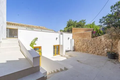 House — photo 1