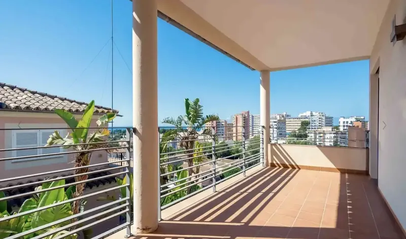 Mediterranean lifestyle, bright rooms and a wonderful view to the sea - this elegant villa in Palma perfectly combines — photo 7