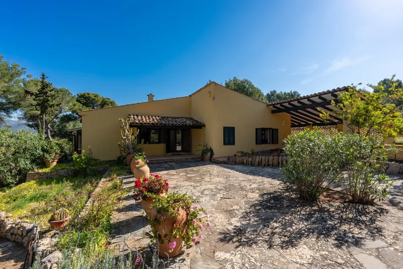 Authentic finca with large garden and great potential in Port Andratx — photo 1